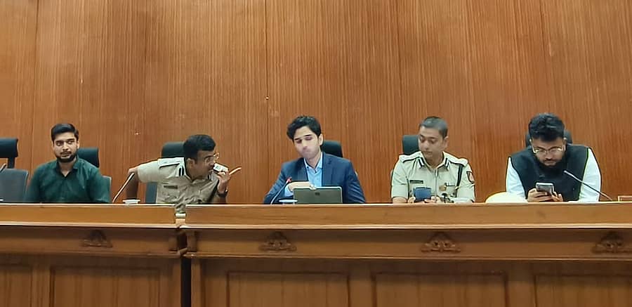 ಬೆಳಗಾವಿಯಲ್ಲಿ ಡಿಸೆಂಬರ್ನಲ್ಲಿ ನಡೆಯಲಿರುವ ಚಳಿಗಾಲದ ಅಧಿವೇಶನಕ್ಕೆ ಸಂಬಂಧಿಸಿದಂತೆ, ಬುಧವಾರ ನಡೆದ ಪೂರ್ವಸಿದ್ಧತಾ ಸಭೆಯಲ್ಲಿ ಜಿಲ್ಲಾಧಿಕಾರಿ ಮೊಹಮ್ಮದ್ ರೋಷನ್ ಮಾತನಾಡಿದರು