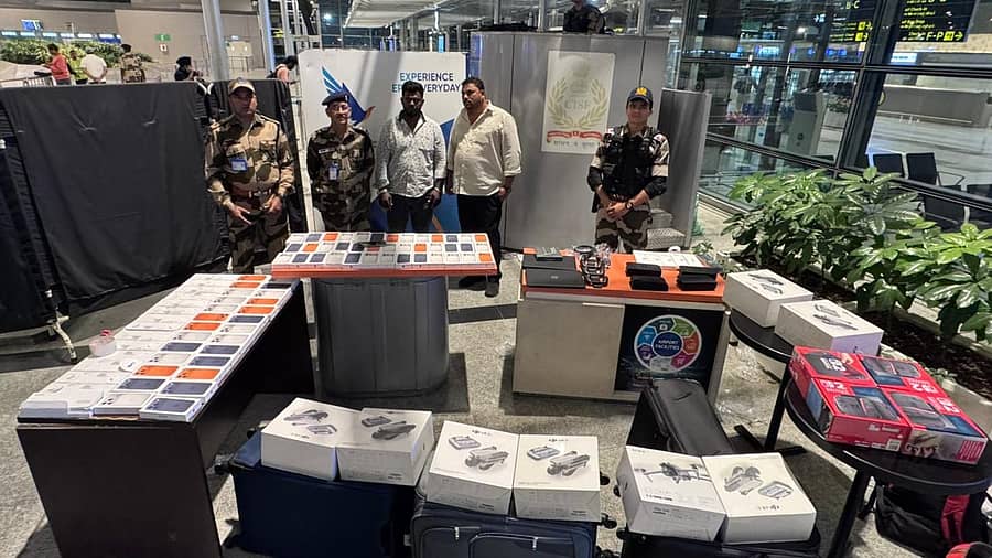 <div class="paragraphs"><p>ಹೈದರಾಬಾದ್ ವಿಮಾನ ನಿಲ್ದಾಣದಲ್ಲಿ ಕಳ್ಳಸಾಗಣೆ ಮಾಡುತ್ತಿದ್ದ ಎಲೆಕ್ಟ್ರಾನಿಕ್‌ ವಸ್ತುಗಳನ್ನು ಸಿಐಎಸ್‌ಎಫ್‌ ಅಧಿಕಾರಿಗಳು ಜಪ್ತಿ ಮಾಡಿದ್ದಾರೆ</p></div>