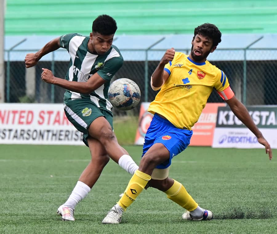 <div class="paragraphs"><p>ಕಿಕ್‌ಸ್ಟಾರ್ಟ್‌ ಎಫ್‌ಸಿ ತಂಡದ ಸೈಖೊಮ್‌ ಬೋರಿಶ್‌ ಸಿಂಗ್‌ (ಎಡ) ಹಾಗೂ ರೂಟ್ಸ್‌ ಎಫ್‌ಸಿ ತಂಡದ ಬಿ.ಪಿ.ಅನಿಕೇತ್‌ ಅವರು ಚೆಂಡಿಗಾಗಿ ಪೈಪೋಟಿ ನಡೆಸಿದರು </p></div>