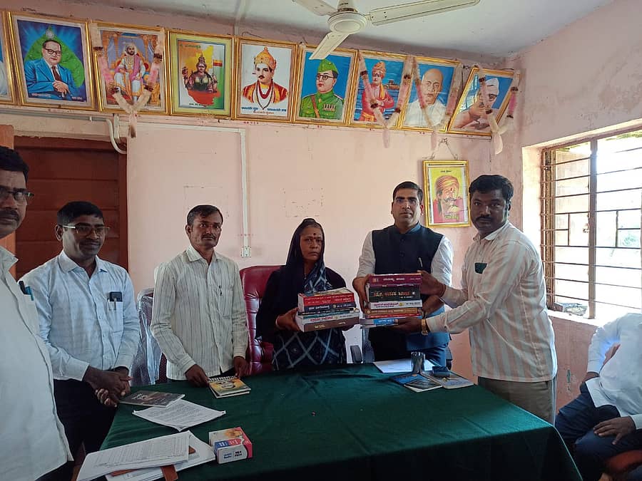 <div class="paragraphs"><p>ಆಳಂದ ತಾಲ್ಲೂಕಿನ ನಿರಗುಡಿ ಗ್ರಾಮದ ಅರಿವು ಕೇಂದ್ರಕ್ಕೆ ಜಿ.ಪಂ. ಸಿಇಒ ಭಂವ್ಹರ್‌ ಸಿಂಗ್‌ ಮೀನಾ ಭೇಟಿ ನೀಡಿ ಪುಸ್ತಕ ವಿತರಿಸಿದರು</p></div>