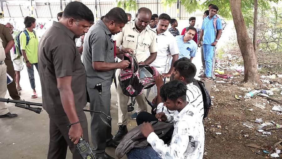 ಕೋಲಾರ ನಗರದ ರೈಲು ನಿಲ್ದಾಣದಲ್ಲಿ ಬುಧವಾರ ಪೊಲೀಸರು ಬ್ಯಾಗ್‌ಗಳನ್ನು ತಪಾಸಣೆ ನಡೆಸಿದರು