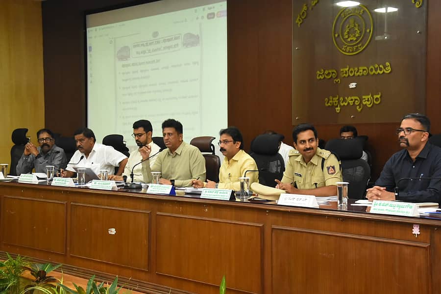 ಚಿಕ್ಕಬಳ್ಳಾಪುರದಲ್ಲಿ ನಡೆದ ‍ಪ್ರಗತಿ ಪರಿಶೀಲನಾ ಸಭೆಯಲ್ಲಿ ಸಚಿವ ಡಾ.ಎಂ.ಸಿ.ಸುಧಾಕರ್ ಮಾತನಾಡಿದರು