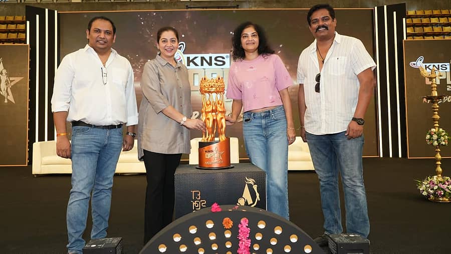 (ಎಡದಿಂದ) ಟ್ರೋಫಿಯೊಂದಿಗೆ ಕ್ಯೂಪಿಎಲ್‌ ಸಂಸ್ಥಾಪಕ ಮಹೇಶ್‌ ಕುಮಾರ್‌ ಜೆ., ಹಿರಿಯ ನಟಿಯರಾದ ಸುಧಾರಾಣಿ, ಪ್ರೇಮ ಹಾಗೂ ಕ್ಯೂಪಿಎಲ್‌ ಸಹ ಸಂಸ್ಥಾಪಕ– ನಟ ಪ್ರಮೋದ್‌ ಶೆಟ್ಟಿ