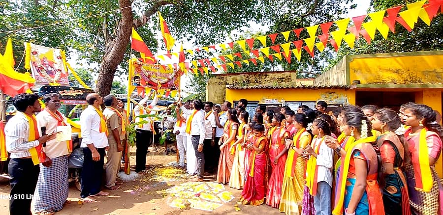 ಹಲಗೂರು ಸಮೀಪದ ಕರಲಕಟ್ಟೆ ಗೇಟ್ ಬಳಿ ಶಂಕರ್ ನಾಗ್ ಆಟೊ ಚಾಲಕರ ಸಂಘದ ವತಿಯಿಂದ ಕರ್ನಾಟಕ ರಾಜ್ಯೋತ್ಸವ ಆಚರಿಸಲಾಯಿತು