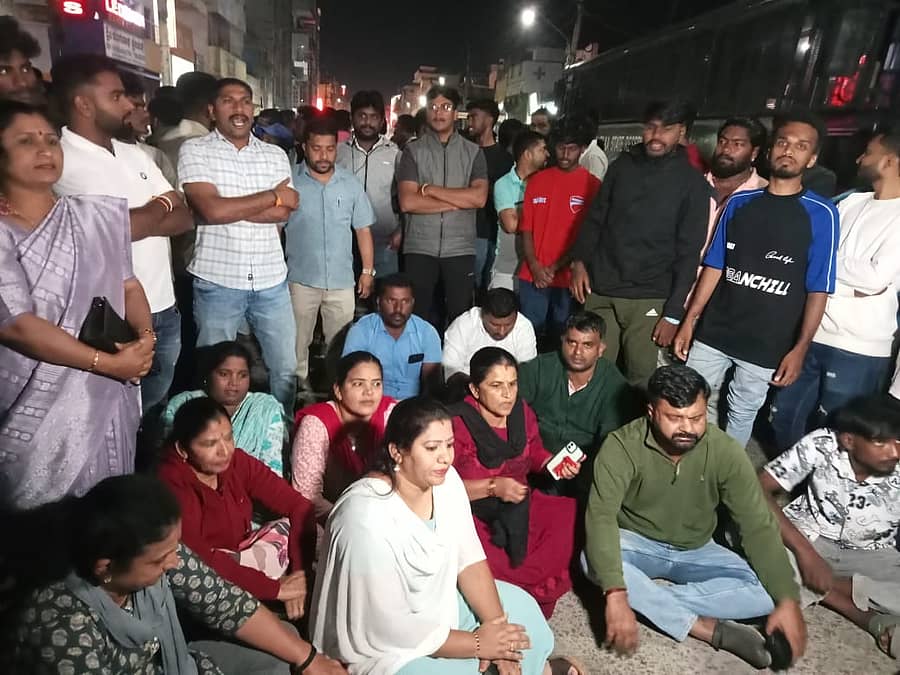 ಚಿಕ್ಕಮಗಳೂರು ನಗರ ಠಾಣೆ ಎದುರು ಬಿಜೆಪಿ ಕಾರ್ಯಕರ್ತರು ಬುಧವಾರ ರಾತ್ರಿ ಪ್ರತಿಭಟನೆ ನಡೆಸಿದರು