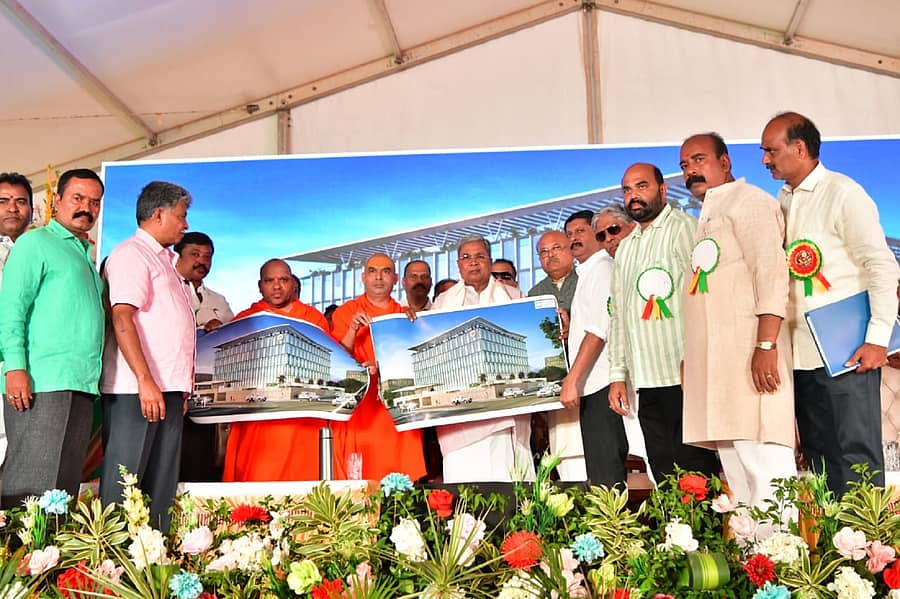 ಕುರುಬ ಸಮಾಜದ ವಿದ್ಯಾರ್ಥಿನಿಲಯ ಕಟ್ಟಡದ ಶಂಕುಸ್ಥಾಪನೆ ಸಂದರ್ಭದಲ್ಲಿ ಸಿದ್ದರಾಮಯ್ಯ, ಈಶ್ವರಾನಂದಪುರಿ ಸ್ವಾಮೀಜಿ, ತಿಂಥಿಣಿ ಸಿದ್ದರಾಮೇಶ್ವರ ನಂದಾಪುರಿ ಸ್ವಾಮೀಜಿ, ಬೈರತಿ ಸುರೇಶ್, ಎಚ್‌.ಎಂ. ರೇವಣ್ಣ ಸಮಾಜದ ಮುಖಂಡರು ಭಾಗವಹಿಸಿದ್ದರು