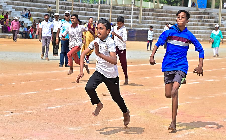 ದಾವಣಗೆರೆ ಜಿಲ್ಲಾ ಕ್ರೀಡಾಂಗಣದಲ್ಲಿ ನಡೆದ 14 ಮತ್ತು 17 ವರ್ಷ ವಯೋಮಿತಿಯ ಜಿಲ್ಲಾಮಟ್ಟದ ಕ್ರೀಡಾಕೂಟದಲ್ಲಿ ಒಂದು ಕೈ ನ್ಯೂನತೆ ವಿಭಾಗದಲ್ಲಿ ಅಂಜುಮನ್ ಇಸ್ಲಾಮಿಕ್ ಶಾಲೆಯ ವಿದ್ಯಾರ್ಥಿ ಫರ್ದಾನ್ ಖಾನ್ 100 ಮೀ. ಓಟದ ಸ್ಪರ್ಧೆಯಲ್ಲಿ ಪ್ರಥಮ ಸ್ಥಾನ ಪಡೆದರು ಪ್ರಜಾವಾಣಿ ಚಿತ್ರ: ಸತೀಶ್ ಬಡಿಗೇರ