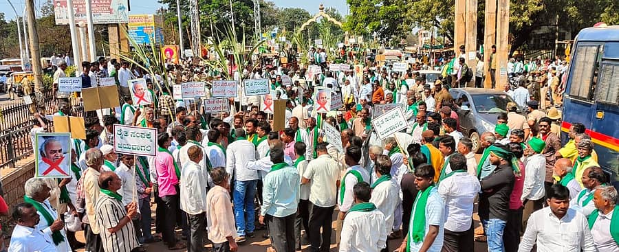 ಹುಮನಾಬಾದ್ ಪಟ್ಟಣದ ಪ್ರವಾಸಿ ಮಂದಿರದಲ್ಲಿ ಪ್ರತಿಭಟನೆಯಲ್ಲಿ ಭಾಗವಹಿಸಿದ ರೈತರು