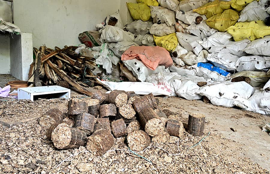 ಮುಕ್ತಿಧಾಮದ ಗೋದಾಮಿನಲ್ಲಿ ಸಂಗ್ರಹಿಸಿರುವ ಶೇಂಗಾಸಿಪ್ಪೆ ಚಿತ್ರ: ಗೋವಿಂದರಾಜ ಜವಳಿ