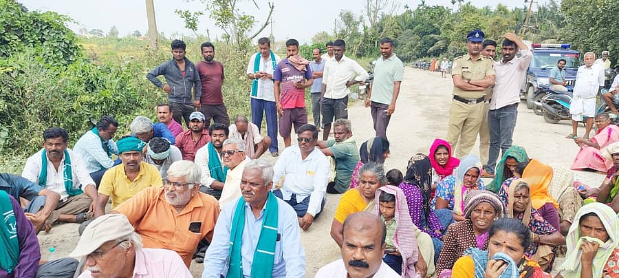 ತುಮಕೂರು ತಾಲ್ಲೂಕಿನ ಕೌತಮಾರನಹಳ್ಳಿ ಬಳಿ ಬುಧವಾರ ನಂದಿಹಳ್ಳಿ–ಮಲ್ಲಸಂದ್ರ ಬೈಪಾಸ್‌ ರಸ್ತೆ ನಿರ್ಮಾಣದ ಸರ್ವೆ ಕಾರ್ಯಕ್ಕೆ ರೈತರು ಅಡ್ಡಿ ಪಡಿಸಿದರು