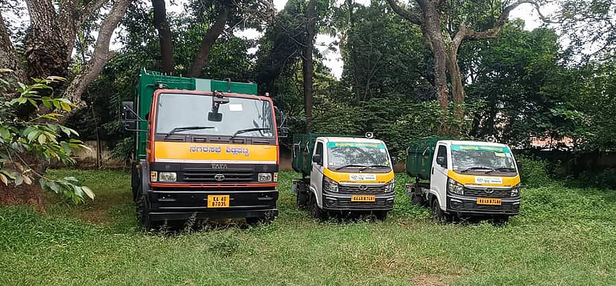 ಶಿಡ್ಲಘಟ್ಟದ ಪ್ರವಾಸಿ ಮಂದಿರದ ಆವರಣದಲ್ಲಿ ನಿಂತಿರುವ ನಗರಸಭೆ ವಾಹನಗಳು