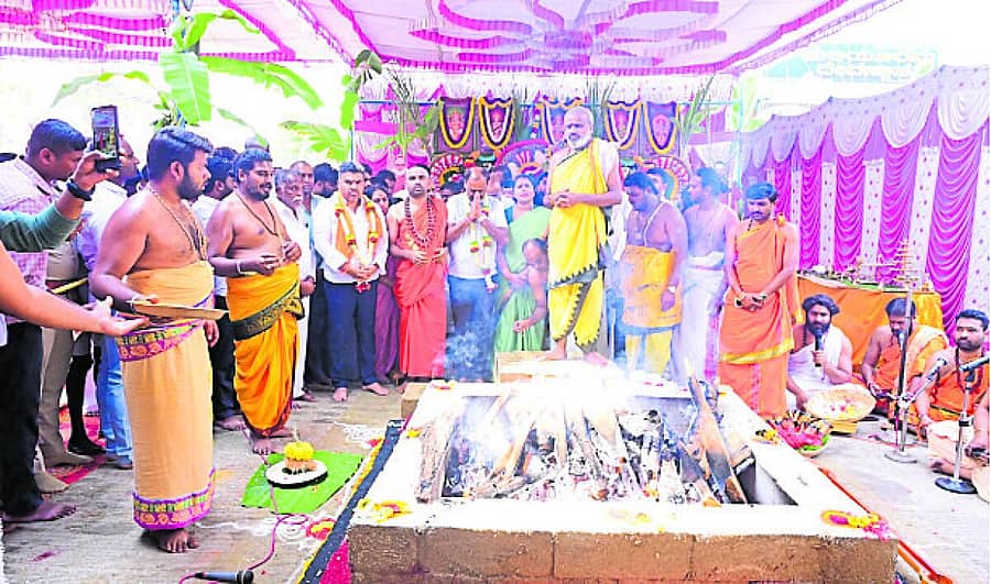 <div class="paragraphs"><p>ಡಿ.ಕೆ.ಶಿವಕುಮಾರ್ ಮುಖ್ಯಮಂತ್ರಿಯಾಗಲೆಂದು ಪ್ರಾರ್ಥಿಸಿ ಹುಲಿಯೂರುದುರ್ಗದ ಹಳೇವೂರಮ್ಮ ದೇವಾಲಯದಲ್ಲಿ ಪೂಜೆ ನಡೆಯಿತು</p></div>