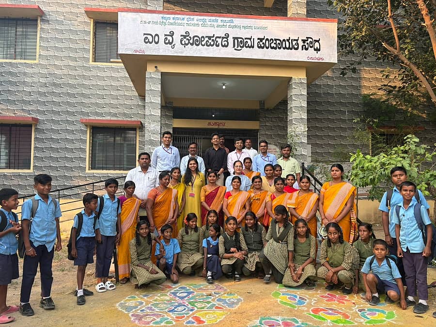 ಕವಿತಾಳ ಸಮೀಪದ ಮಲ್ಲದಗುಡ್ಡ ಗ್ರಾಮ ಪಂಚಾಯಿತಿ ಎದುರು ವಿದ್ಯಾರ್ಥಿಗಳೊಂದಿಗೆ ಕುಳಿತ ತರಬೇತಿ ನಿರತ ಅಧಿಕಾರಿಗಳು