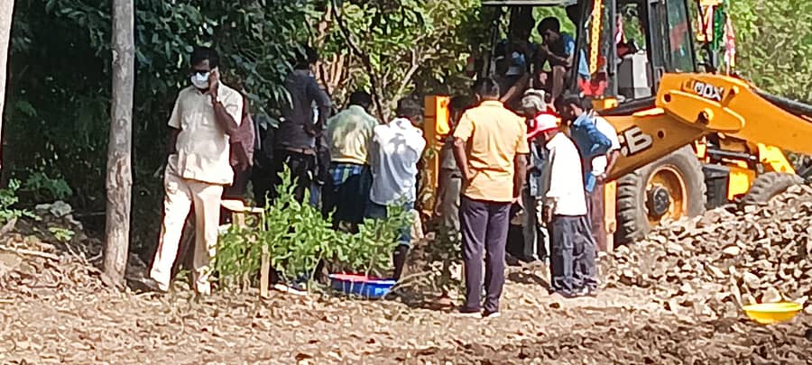 <div class="paragraphs"><p>ಯಡ್ರಾಮಿ ತಾಲ್ಲೂಕಿನ ಕಣಮೇಶ್ವರ ಗ್ರಾಮದಲ್ಲಿ ಮಗನ ಸಾವಿಗೆ ಸೊಸೆ ಮೇಲೆ ಅನುಮಾನಗೊಂಡು ಬುಧವಾರ ಶವ ಪರೀಕ್ಷೆ ಮಾಡಿಸಲಾಯಿತು </p></div>