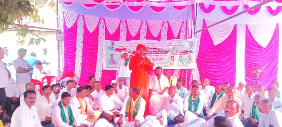 ಯಡ್ರಾಮಿ: ಕಬ್ಬಿನ ನಿಗದಿತ ಬೆಲೆ ಹಾಗೂ ವಿವಿಧ ಬೇಡಿಕೆ ಒತ್ತಾಯಿಸಿ ರೈತರು ಹಾಗೂ ಸಂಘಟನೆಗಳು ನಡೆಸುತ್ತಿರುವ ಮಳ್ಳಿ ದಿ ಉಗರ್ ಸುಗರ್ ಕಾರ್ಖಾನೆ ಮುಂದೆ ಮುಂದುವರಿದ ಧರಣಿ 