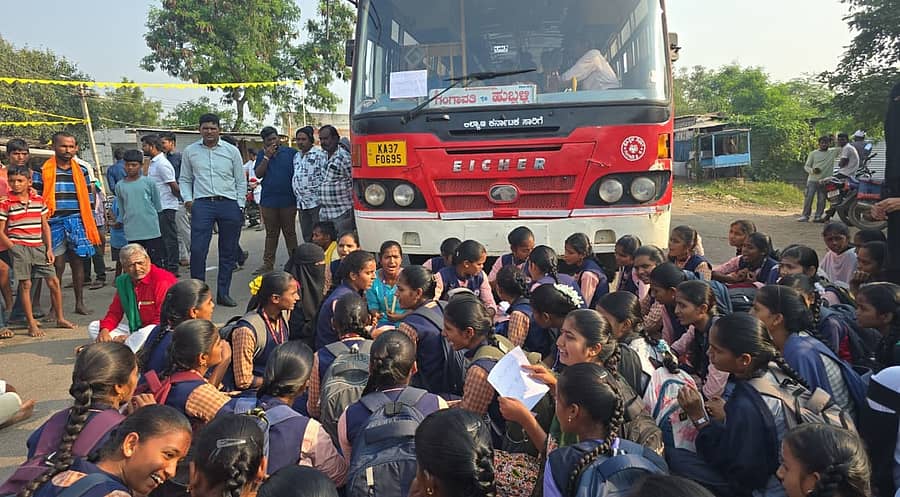 ಕೊಪ್ಪಳ ತಾಲ್ಲೂಕಿನ ಬೂದಗುಂಪಾದಲ್ಲಿ ಬುಧವಾರ ವಿದ್ಯಾರ್ಥಿಗಳು ಬಸ್‌ ತಡೆದು ಪ್ರತಿಭಟನೆ ನಡೆಸಿದರು