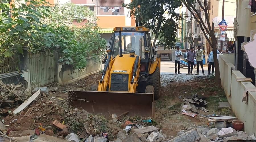 ಅರೇಹಳ್ಳಿ ಗ್ರಾಮದಲ್ಲಿ ರಸ್ತೆಗೆ ಅಡ್ಡಲಾಗಿ ನಿರ್ಮಿಸಲಾಗಿದ್ದ ಶೆಡ್ ಅನ್ನು ತೆರವುಗೊಳಿಸಲಾಯಿತು