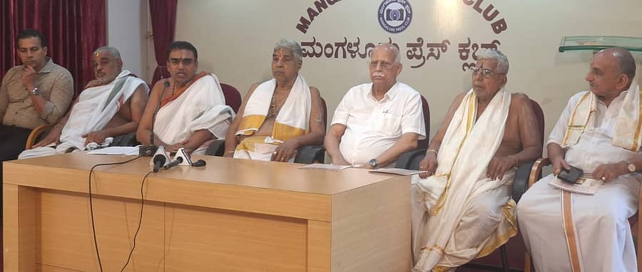 ಪತ್ರಿಕಾಗೋಷ್ಠಿಯಲ್ಲಿ ಹರಿನಾರಾಯಣ ಆಸ್ರಣ್ಣ ಮಾತನಾಡಿದರು. ಸನತ್ ಕುಮಾರ್ ಶೆಟ್ಟಿ, ವಾಸುದೇವ ಆಸ್ರಣ್ಣ, ಲಕ್ಷ್ಮಿನಾರಾಯಣ ಆಸ್ರಣ್ಣ, ಅನಂತಪದ್ಮನಾಭ ಆಸ್ರಣ್ಣ, ಬಿಪಿನ್ ಚಂದ್ರ ಶೆಟ್ಟಿ ಮತ್ತು ದೇವಿಪ್ರಸಾದ್ ಶೆಟ್ಟಿ ಪಾಲ್ಗೊಂಡಿದ್ದರು