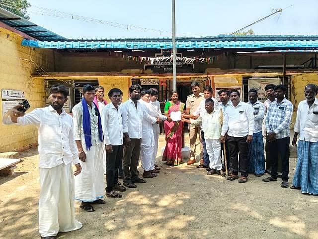 <div class="paragraphs"><p>ವಡಗೇರಾ ದೇಶದಲ್ಲಿ ಆರ್ಎರ್ಎಸ್ ಸಂಘಟನೆಗೆ ಕಡಿವಾಣ ಹಾಕಬೇಕು ಎಂದು ಒತ್ತಾಯಿಸಿ ಕರ್ನಾಟಕ ದಲಿತ ಸಂಘರ್ಷಸಮಿತಿ ತಾಲ್ಲೂಕು ಘಟಕ ಮುಖ್ಯ ಮಂತ್ರಿಗಳಿಗೆ ಬರೆದ ಮನವಿ ಪತ್ರವನ್ನು ತಹಶೀಲ್ದಾರ್ ಅವರಿಗೆ ಸಲ್ಲಿಸಿದರು</p></div>