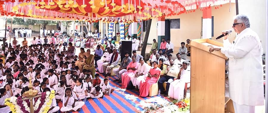 ಹೊಸಪೇಟೆ ತಾಲ್ಲೂಕು ಪಿ.ಕೆ.ಹಳ್ಳಿಯಲ್ಲಿ ಉನ್ನತೀಕರಿಸಿದ ಸರ್ಕಾರಿ ಪ್ರೌಢಶಾಲೆಯನ್ನು ಬುಧವಾರ ಉದ್ಘಾಟಿಸಿ ಶಾಸಕ ಎಚ್.ಆರ್. ಗವಿಯಪ್ಪ ಮಾತನಾಡಿದರು