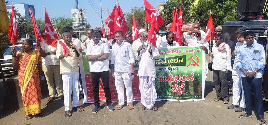 <div class="paragraphs"><p>ಚಿಂಚೋಳಿಯ ಬಸ್ ನಿಲ್ದಾಣದ ಎದುರುಗಡೆ ಕರ್ನಾಟಕ ಪ್ರಾಂತ ರೈತ ಸಂಘದ ಮುಖಂಡರು ಪ್ರತಿಭಟನೆ ನಡೆಸಿ ತಹಶೀಲ್ದಾರ್ ಸುಬ್ಬಣ್ಣ ಜಮಖಂಡಿ ಅವರಿಗೆ ಮನವಿ ಸಲ್ಲಿಸಿದರು</p></div>