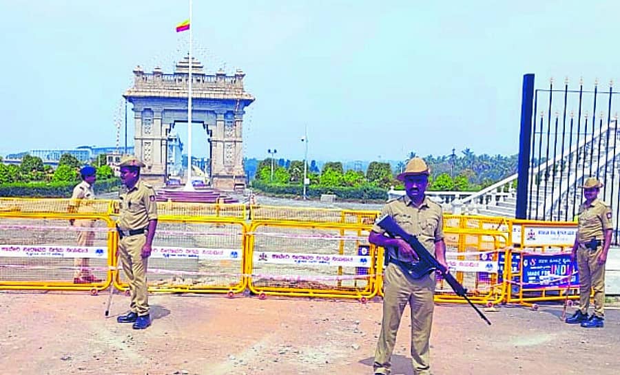 <div class="paragraphs"><p>ದೆಹಲಿಯ ಕೆಂಪು ಕೋಟೆ ಬಳಿ ಸ್ಫೋಟ ಸಂಭವಿಸಿರುವ ಹಿನ್ನೆಲೆಯಲ್ಲಿ ಶ್ರೀರಂಗಪಟ್ಟಣದ ಕೆಆರ್‌ಎಸ್‌ ಅಣೆಕಟ್ಟೆಯಲ್ಲಿ ಭದ್ರತೆ ಕಲ್ಪಿಸಲಾಗಿತ್ತು</p></div>