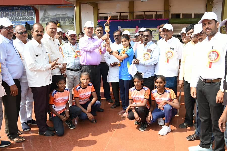 ಗದಗ ನಗರದ ಕೆ.ಎಚ್.ಪಾಟೀಲ ಜಿಲ್ಲಾ ಕ್ರೀಡಾಂಗಣದಲ್ಲಿ ಬುಧವಾರ ನಡೆದ ಕ್ರೀಡಾಕೂಟದ ಉದ್ಘಾಟನಾ ಸಮಾರಂಭದಲ್ಲಿ ಜಿಲ್ಲಾಧಿಕಾರಿ ಸಿ.ಎನ್.ಶ್ರೀಧರ್ ಕ್ರೀಡಾಜ್ಯೋತಿ ಸ್ವೀಕರಿಸಿದರು