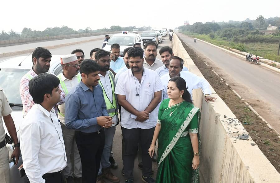 <div class="paragraphs"><p>ಹುಬ್ಬಳ್ಳಿ–ಧಾರವಾಡ ಅವಳಿನಗರ ಬೈಪಾಸ್ ಮಾರ್ಗದಲ್ಲಿ (ಎನ್ಎಚ್–24) ಷಟ್ಪಥ ನಿರ್ಮಾಣ ಕಾಮಗಾರಿಯನ್ನು ಬುಧವಾರ ಜಿಲ್ಲಾಧಿಕಾರಿ ದಿವ್ಯಪ್ರಭು ವೀಕ್ಷಿಸಿದರು</p></div>