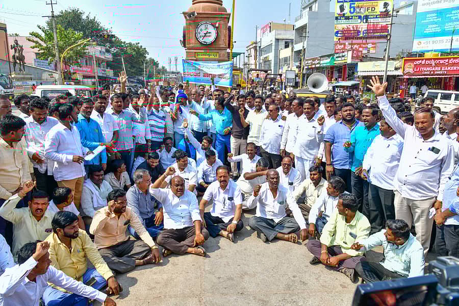 <div class="paragraphs"><p>ಕೊಪ್ಪಳ ಜಿಲ್ಲಾ ಸಿವಿಲ್ ಗುತ್ತಿಗೆದಾರರ ಸಂಘದವರು ಬುಧವಾರ ಗಂಜ್ ವೃತ್ತದಲ್ಲಿ ಪ್ರತಿಭಟನೆ ನಡೆಸಿದರು </p></div>