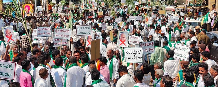 <div class="paragraphs"><p>ಹೈದರಾಬಾದ್–ಮುಂಬೈ ಹೆದ್ದಾರಿ ತಡೆಗೆ ಯತ್ನ: ಸಿಎಂ ಭಾವಚಿತ್ರಕ್ಕೆ ಮಸಿ ಬಳಿದ ರೈತರು</p></div>