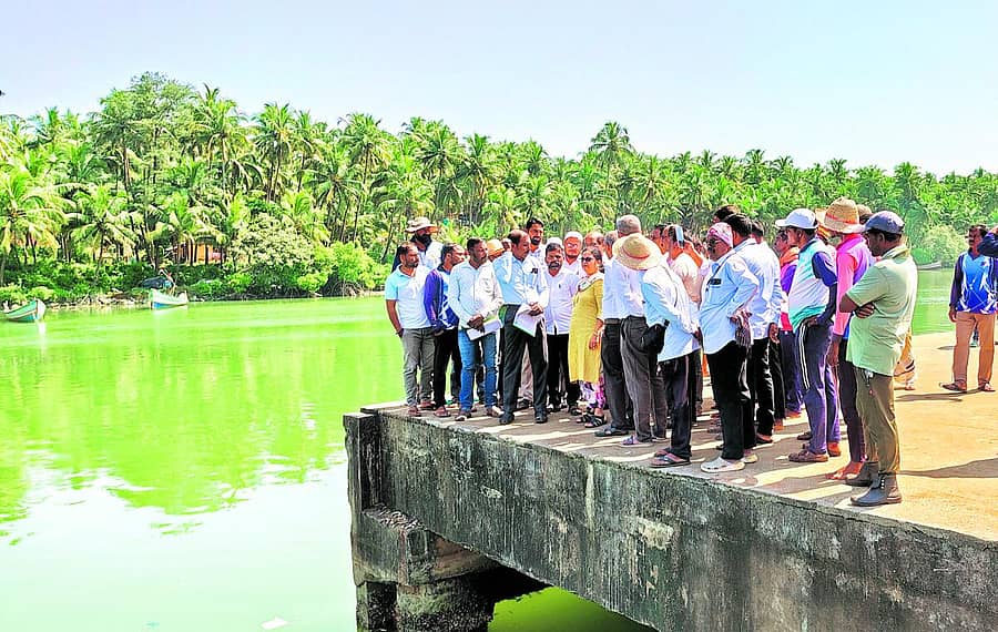 <div class="paragraphs"><p>ಜಿಲ್ಲಾಧಿಕಾರಿ ಸ್ವರೂಪ ಟಿ.ಕೆ. ಅವರು ಕೊಡೇರಿ ಕಿರು ಬಂದರಿಗೆ ಭೇಟಿ ನೀಡಿ ಕಾಮಗಾರಿಗಳ ಪರಿಶೀಲನೆ ನಡೆಸಿದರು</p></div>