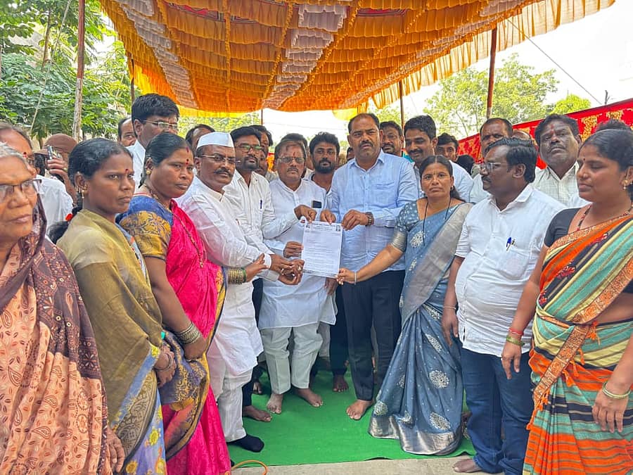 ಎಸ್ಟಿ ಪ್ರಮಾಣ ಪತ್ರ ವಿತರಣೆಗೆ ಕ್ರಮವಹಿಸುವಂತೆ ಒತ್ತಾಯಿಸಿ ಕಲಬುರಗಿ ಗ್ರಾಮೀಣ ಶಾಸಕ ಬಸವರಾಜ ಮತ್ತಿಮಡು ಅವರಿಗೆ ಕರ್ನಾಟಕ ರಾಜ್ಯ ತಳವಾರ ಎಸ್ಟಿ ಹೋರಾಟ ಸಮಿತಿಯಿಂದ ಬುಧವಾರ ಮನವಿ ಸಲ್ಲಿಸಲಾಯಿತು