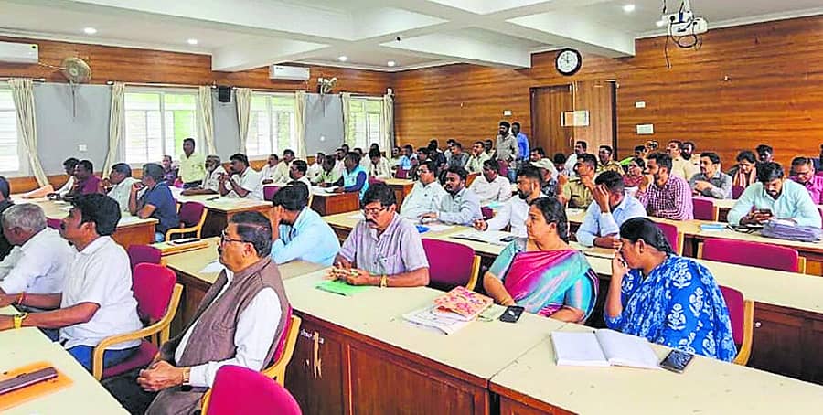 <div class="paragraphs"><p>ಚಾಮರಾಜನಗರದ ತಾಲ್ಲೂಕು ಪಂಚಾಯಿತಿ ಸಭಾಂಗಣದಲ್ಲಿ ಮಂಗಳವಾರ ಹಮ್ಮಿಕೊಂಡಿದ್ದ ಪರಿಶಿಷ್ಟ ಜಾತಿ ಹಾಗೂ ವರ್ಗಗಳ ಹಿತರಕ್ಷಣಾ ಸಮಿತಿ ಸಭೆಗೆ ಬಂದಿದ್ದ ದಲಿತ ಸಂಘಟನೆಗಳ ಮುಖಂಡರು</p></div>