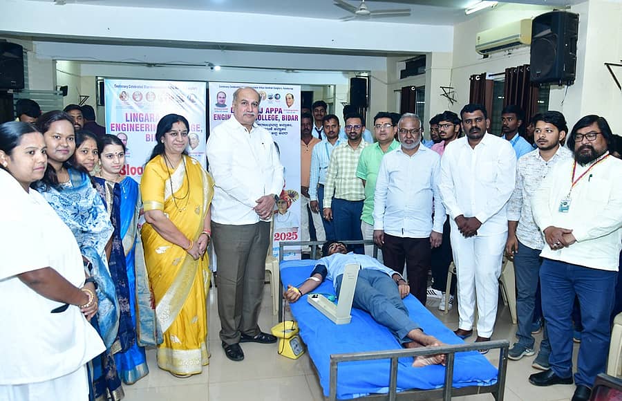 ಬೀದರ್ ತಾಲ್ಲೂಕಿನ ಗೋರನಳ್ಳಿ ಸಮೀಪದ ಲಿಂಗರಾಜ ಅಪ್ಪ ಎಂಜಿನಿಯರಿಂಗ್ ಕಾಲೇಜಿನಲ್ಲಿ ನಡೆದ ಶಿಬಿರದಲ್ಲಿ ವಿದ್ಯಾರ್ಥಿಗಳು ರಕ್ತದಾನ ಮಾಡಿದರು