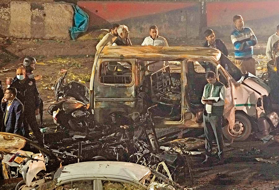 ದೆಹಲಿಯ ಕೆಂಪು ಕೋಟೆಯ ಬಳಿ ಕಾರು ಸ್ಫೋಟ ಸಂಭವಿಸಿದ ಸ್ಥಳದಲ್ಲಿ ಅಧಿಕಾರಿಗಳು ಪರಿಶೀಲನೆ ನಡೆಸಿದರು ಪಿಟಿಐ ಚಿತ್ರ