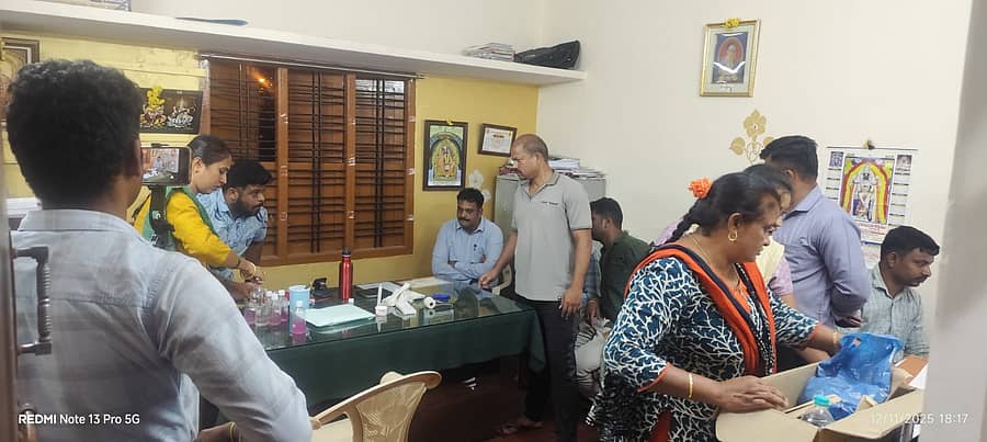 <div class="paragraphs"><p>ಕನಕಪುರ ಎಂ ಎಚ್ ಎಸ್ ಮೈದಾನದ ಬಳಿ ಇರುವ ಆರ್ ಐ ತಂಗರಾಜು ಕಚೇರಿಯಲ್ಲಿ ಲೋಕಾಯುಕ್ತ ಅಧಿಕಾರಿಗಳು ಆರ್ ಐ ತಂಗರಾಜು ವಿ ಎ ಚಂದ್ರೇಗೌಡ, ಕಂಪ್ಯೂಟರ್ ಆಪರೇಟರ್ ಉಮೇಶ್ ಅವರನ್ನು ವಶಕ್ಕೆ ಪಡೆದಿರುವುದು</p></div>