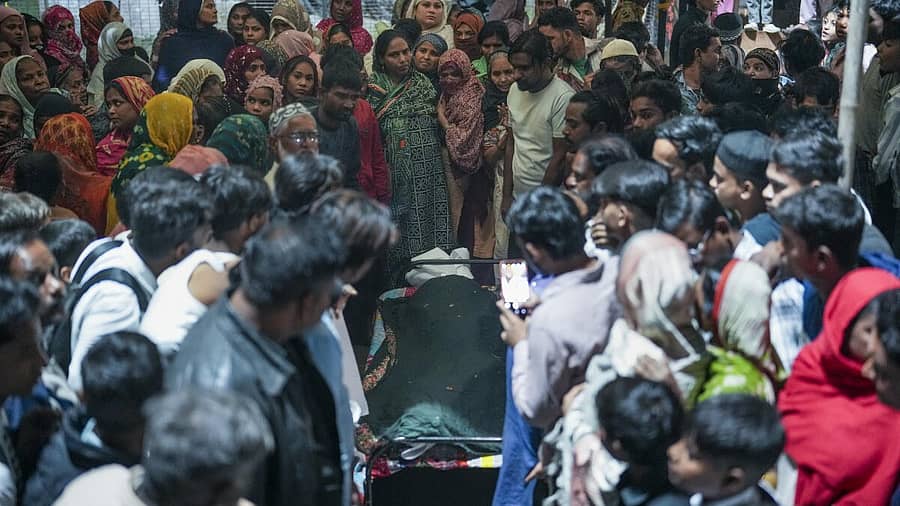 <div class="paragraphs"><p>ಆಟೊ ರಿಕ್ಷಾ ಚಾಲಕ&nbsp;ಮೊಹಮ್ಮದ್‌ ಜುಮಾನ್‌ ಮೃತದೇಹ ಕಂಡು ಕಣ್ಣೀರಾದ ಕುಟುಂಬ</p></div>