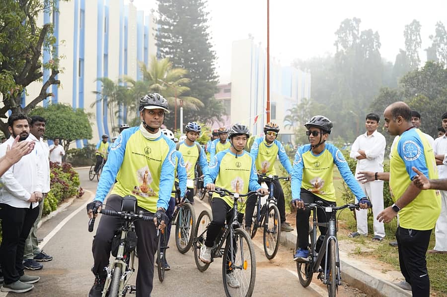 ಕಾಡುಗೋಡಿಯ ಸತ್ಯ ಸಾಯಿ ಇನ್ಸ್ಟಿಟ್ಯೂಟ್ ಆಫ್ ಹೈಯರ್ ಲರ್ನಿಂಗ್ ನ ಬೃಂದಾವನ ಕ್ಯಾಂಪಸ್ನಿಂದ ಸೈಕ್ಲಿಂಗ್ ಯಾತ್ರೆ ಆರಂಭಗೊಂಡಿತು.