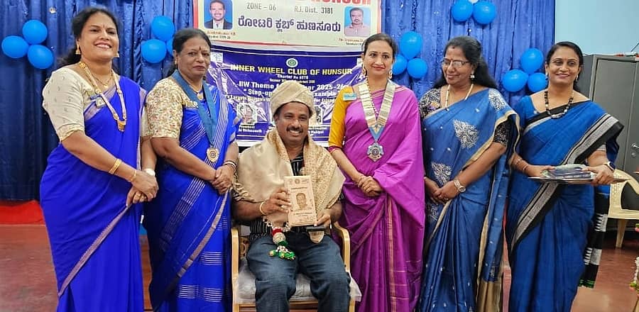 ಹುಣಸೂರು ನಗರದ ರೋಟರಿ ಭವನದಲ್ಲಿ ಬುಧವಾರ ರೋಟರಿ ಇನ್ನರ್‌ ವೀಲ್‌ ಜಿಲ್ಲಾ ಗವರ್ನರ್‌ ಅಧಿಕೃತ ಭೇಟಿಯಲ್ಲಿ ಜಿಲ್ಲಾ ರಾಜ್ಯೋತ್ಸವ ಪ್ರಶಸ್ತಿ ಪುರಸ್ಕೃತ ಪತ್ರಕರ್ತ ಹಾಗೂ ರೋಟರಿ ಸಂಸ್ಥೆ ಜಿಲ್ಲಾ ಮಾಜಿ ಅಸಿಸ್ಟೆಂಟ್‌ ಗೌರ್ನರ್‌ ಧರ್ಮಾಪುರ ನಾರಾಯಣ ಅವರನ್ನು ಜಿಲ್ಲಾ ಗೌವರ್ನರ್‌ ಶಬರಿ ಕಡಿದಾಳು ಗೌರವಿಸಿದರು