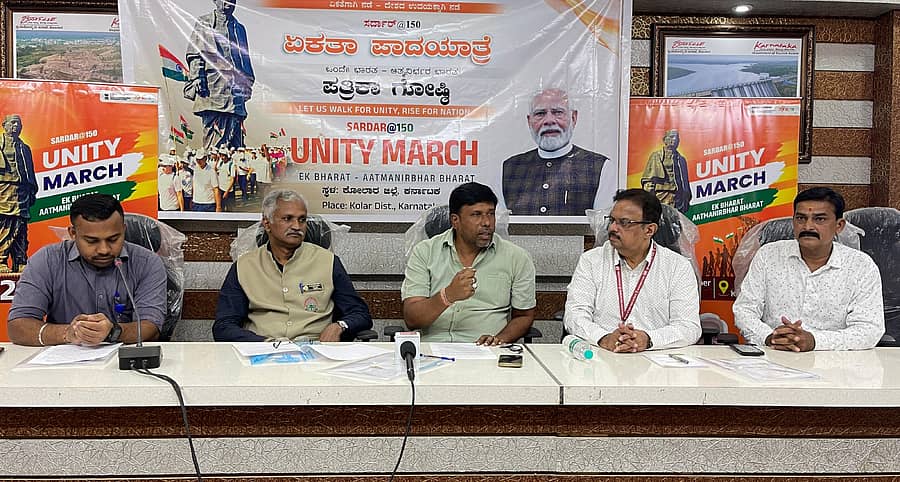 ಕೋಲಾರದಲ್ಲಿ ಬುಧವಾರ ಪತ್ರಿಕಾಗೋಷ್ಠಿಯಲ್ಲಿ ಸಂಸದ ಎಂ.ಮಲ್ಲೇಶ್ ಬಾಬು ಮಾತನಾಡಿದರು. ಡಾ.ಮುನಿನಾರಾಯಣ, ರಾಜೇಶ್ ಕಾರಂತ್, ಸುಮಂತ್ ಕೆ.ವಿ., ರಾಜೇಶ್ ಸಿಂಗ್ ಪಾಲ್ಗೊಂಡಿದ್ದರು