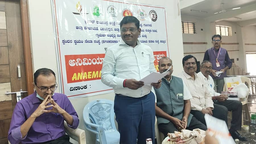 ಅನೀಮಿಯಾ ಮುಕ್ತ ಭಾರತ ಕಾರ್ಯಕ್ರಮದ ಅಂಗವಾಗಿ ವಿಜಯಪುರದಲ್ಲಿ ನಡೆದ ಸ್ವಯಂಸೇವಾ ಸಂಸ್ಥೆಗಳ ಕಾರ್ಯಾಗಾರದಲ್ಲಿ ಜಿಲ್ಲಾ ಪಂಚಾಯಿತಿ ಉಪ ಕಾರ್ಯದರ್ಶಿ ಪ್ರಕಾಶ ವಡ್ಡರ ಮಾತನಾಡಿದರು