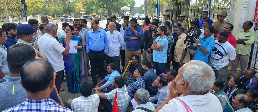 ಮೈಸೂರಿನ ಕ್ರಾಫರ್ಡ್ ಭವನದ ಮುಂಭಾಗ ಎಐಯುಟಿಯುಸಿ ಸಂಘಟನೆ ಸಂಯೋಜಿತ ಕರ್ನಾಟಕ ಯುನೈಟೆಡ್ ಸೆಕ್ಯೂರಿಟಿ ವರ್ಕರ್ಸ್ ಯೂನಿಯನ್ ಸದಸ್ಯರು ಭದ್ರತಾ ಸಿಬ್ಬಂದಿ ಸಮಸ್ಯೆ ಸರಿಪಡಿಸುವಂತೆ ಕುಲಸಚಿವೆ ಎಂ.ಕೆ.ಸವಿತಾ ಅವರಿಗೆ ಮನವಿ ಸಲ್ಲಿಸಿದರು