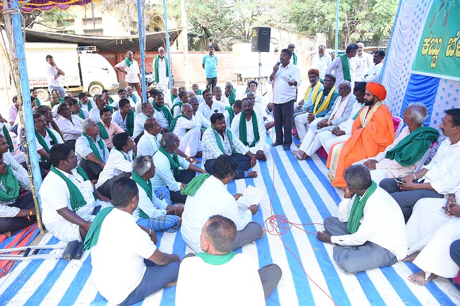 ಹಾವೇರಿಯಲ್ಲಿ ರೈತರು ನಡೆಸುತ್ತಿರುವ ಅಹೋರಾತ್ರಿ ಧರಣಿ ಬುಧವಾರವೂ ಮುಂದುವರೆಯಿತು.