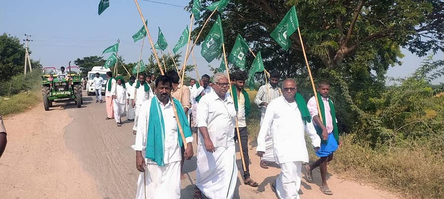 ತುಂಗಭದ್ರಾ ಜಲಾಶಯದಿಂದ ಎರಡನೇ ಬೆಳೆಗೆ ನೀರು ಬಿಡುವಂತೆ ಒತ್ತಾಯಿಸಿ ತೆಕ್ಕಲಕೋಟೆ ಸಮೀಪದ ಕರೂರು ಗ್ರಾಮದಿಂದ ರೈತರು ಮೊದಲ ದಿನದ ಪಾದಯಾತ್ರೆ ಆರಂಭಿಸಿದರು