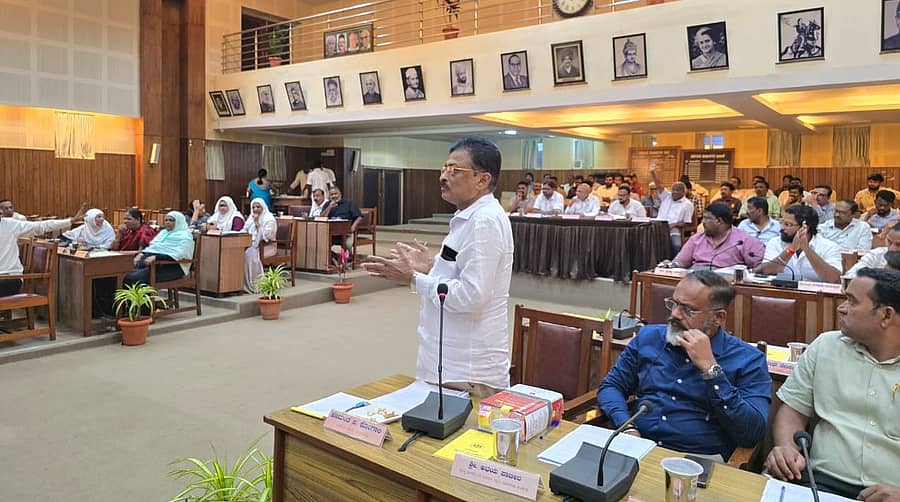 ಬೆಳಗಾವಿ ಮಹಾನಗರ ಪಾಲಿಕೆಯಲ್ಲಿ ಬುಧವಾರ ನಡೆದ ಪರಿಷತ್‌ ಸಭೆಯಲ್ಲಿ ಆಡಳಿತ ಪಕ್ಷದ ನಾಯಕ ಹಣಮಂತ ಕೊಂಗಾಲಿ ಮಾತನಾಡಿದರು  ಪ್ರಜಾವಾಣಿ ಚಿತ್ರ