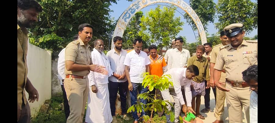 ಗುಡಿಬಂಡೆ ಪೊಲೀಸ್ ಠಾಣೆ ವ್ಯಾಪ್ತಿಯ ಹಂಪಸಂದ್ರ ಗ್ರಾಮದಲ್ಲಿ ಬುಧವಾರ ಗಿಡಗಳನ್ನು ನೆಡುವ ಮೂಲಕ ಪೊಲೀಸ್ ಮಾದರಿ ಗ್ರಾಮ ಕಾರ್ಯಕ್ರಮಕ್ಕೆ ಚಾಲನೆ ನೀಡಲಾಯಿತು 