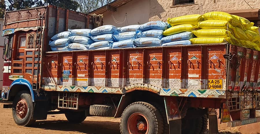 ಚನ್ನಮ್ಮನ ಕಿತ್ತೂರಿನಲ್ಲಿ ರೈತರು ಹಿಡಿದಿದ್ದಾರೆ ಎನ್ನಲಾದ ಅಕ್ರಮ ಸಾಗಾಟದ ರಸಗೊಬ್ಬರ ಲಾರಿ