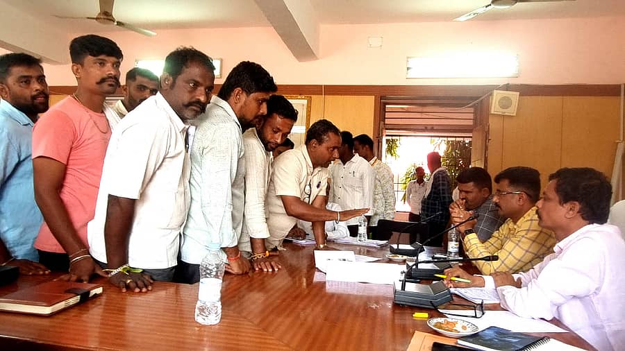 <div class="paragraphs"><p>ಸವಣೂರು ಪಟ್ಟಣದ ಉಪವಿಭಾಗಾಧಿಕಾರಿ ಕಚೇರಿ ಸಭಾಂಗಣದಲ್ಲಿ ಹಾವೇರಿ ಲೋಕಾಯುಕ್ತ ಉಪ ಅಧಿಕ್ಷಕರ ನೇತೃತ್ವದಲ್ಲಿ ಬುಧವಾರ ಸಾರ್ವಜನಿಕರಿಂದ ಅಹವಾಲು ಸ್ವೀಕರಿಸಲಾಯಿತು</p></div>