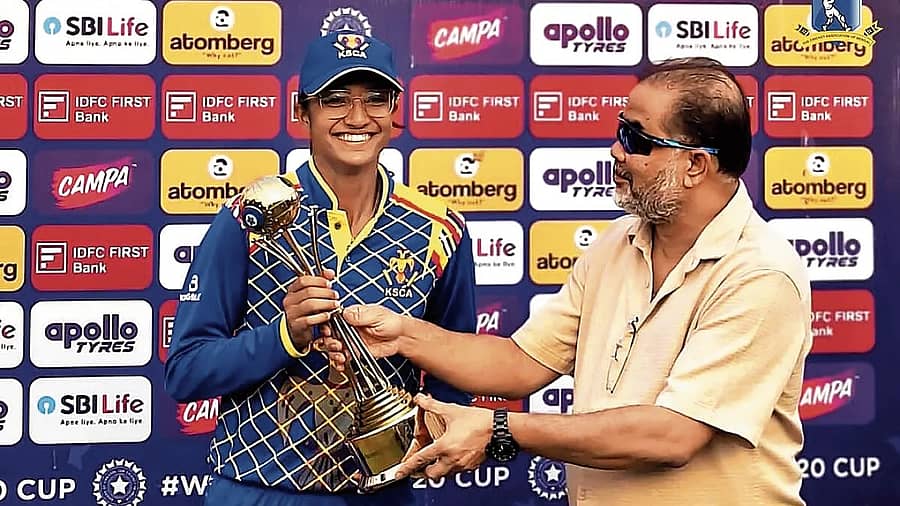 <div class="paragraphs"><p>ಪಶ್ಚಿಮ ಬಂಗಾಳ ಕ್ರಿಕೆಟ್‌ ಸಂಸ್ಥೆಯ (ಸಿಎಬಿ) ಖಜಾಂಚಿ ಸಂಜಯ್‌ ದಾಸ್‌ ಅವರು ಕರ್ನಾಟಕ 19 ವರ್ಷದೊಳಗಿನ ಮಹಿಳೆಯರ ತಂಡದ ನಾಯಕಿ ವಂದಿತಾ ಕೆ. ರಾವ್‌ ಅವರಿಗೆ ಟ್ರೋಫಿ ಪ್ರದಾನ ಮಾಡಿದರು </p></div>