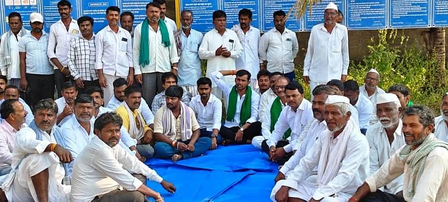 <div class="paragraphs"><p>ಇಂಡಿ ತಾಲ್ಲೂಕಿನ ನಾದ (ಕೆಡಿ) ಗ್ರಾಮದಲ್ಲಿರುವ ಜಮಖಂಡಿ ಸುಗರ್ಶ್ ಘಟಕ-2ರ ಬಳಿ ಕಬ್ಬಿಗೆ ದರ ನಿಗದಿಪಡಿಸಬೇಕೆಂದು ಆಗ್ರಹಿಸಿ ಬುಧವಾರದಿಂದ ಧರಣಿ ಸತ್ಯಾಗ್ರಹ ಪ್ರಾರಂಭಿಸಿದರು </p></div>